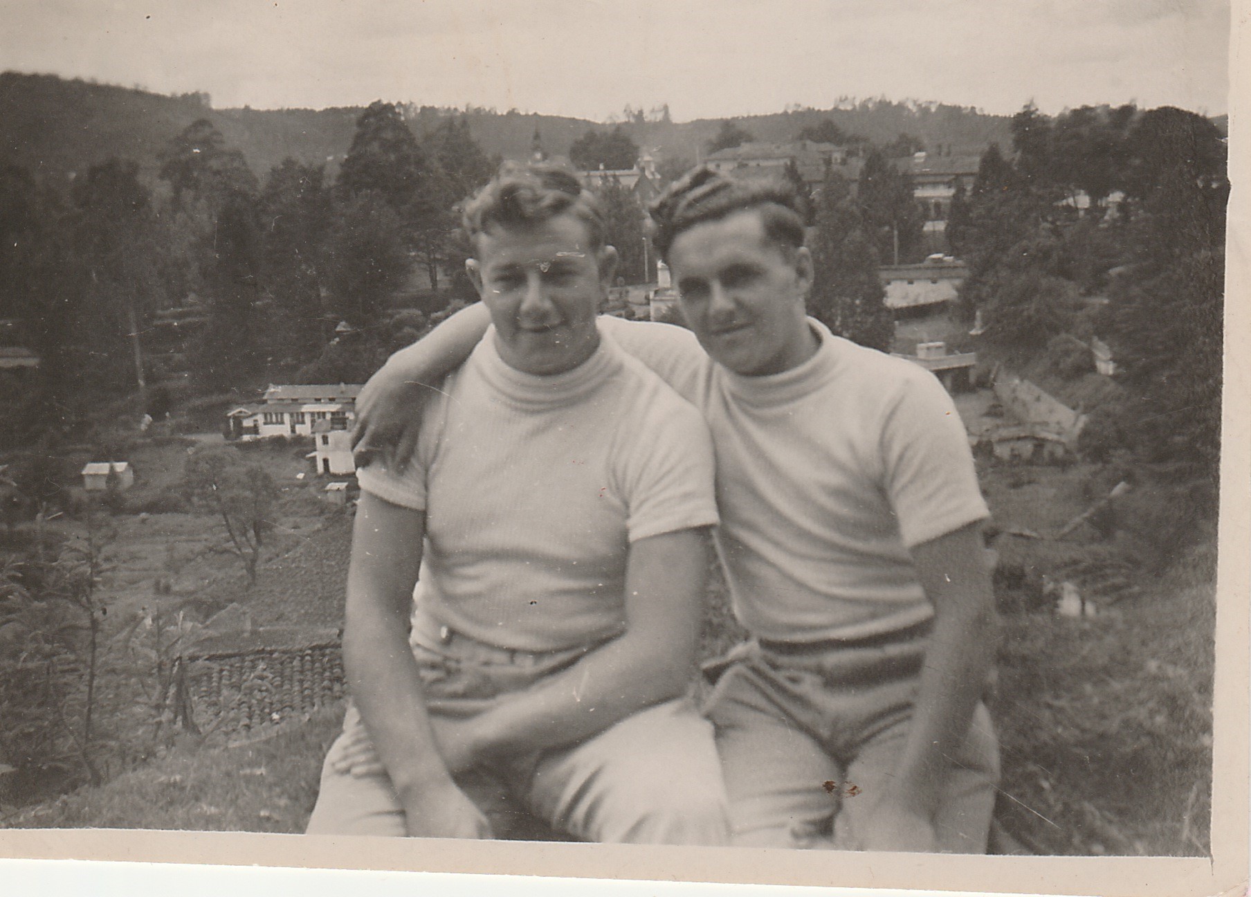 Ernest-Senior-and-Sandy-Ward-at-Oootacamund-1945